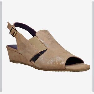 Vanili Flory Womans Tan Suede Sandals Size 9.5